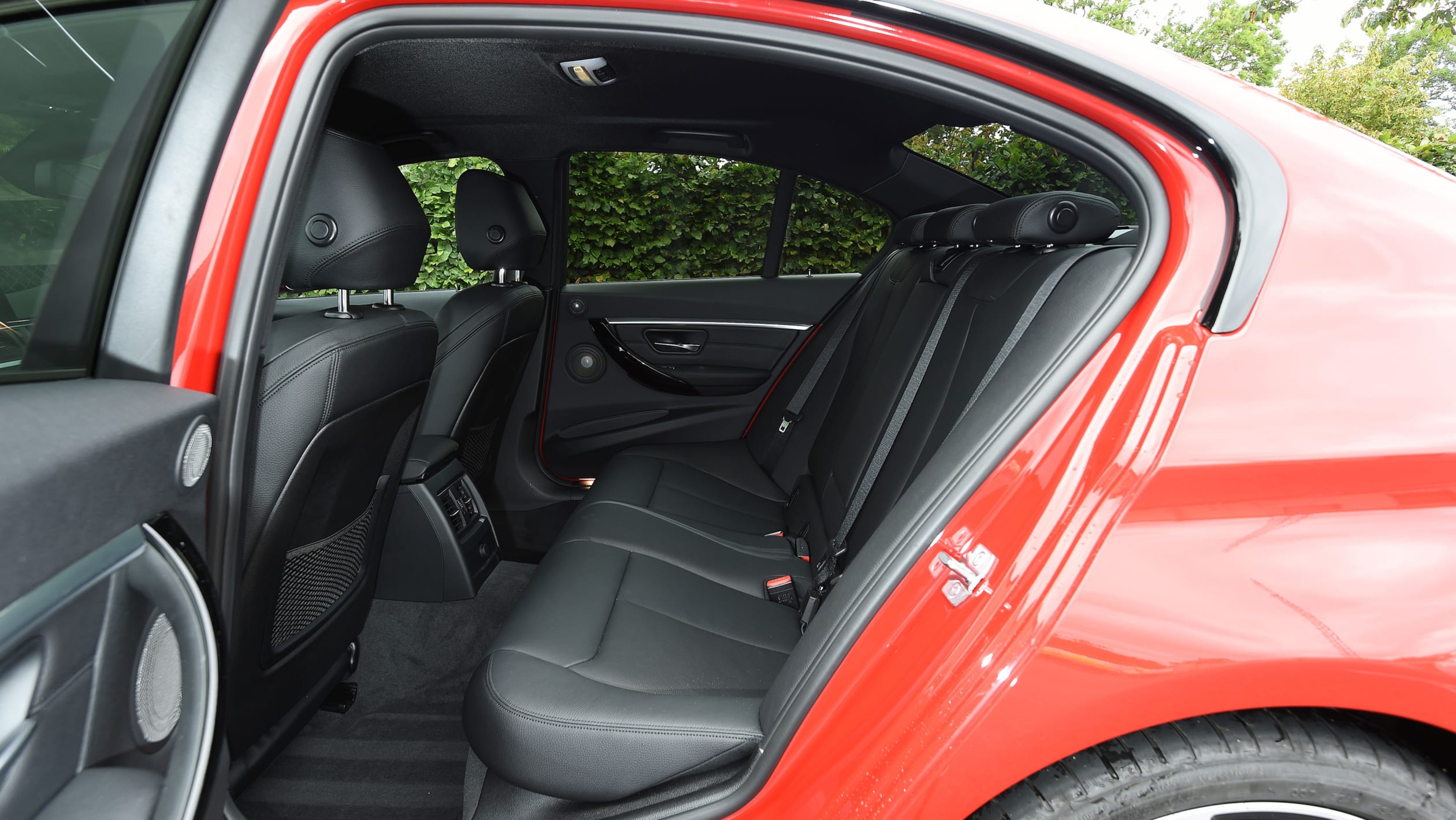 BMW 3 Series saloon pictures Carbuyer