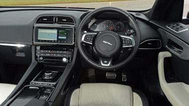 Jaguar F-Pace - interior 