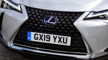 Lexus UX grille