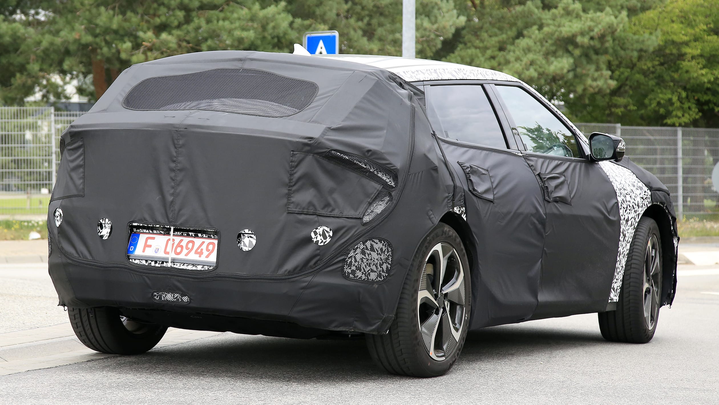 2021 Kia electric SUV previewed in exclusive images - pictures | Carbuyer