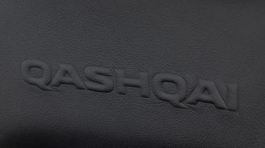 Nissan Qashqai seat logo