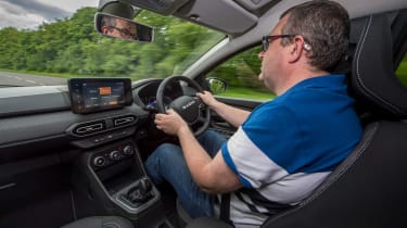 Dacia Jogger Hybrid driving staff