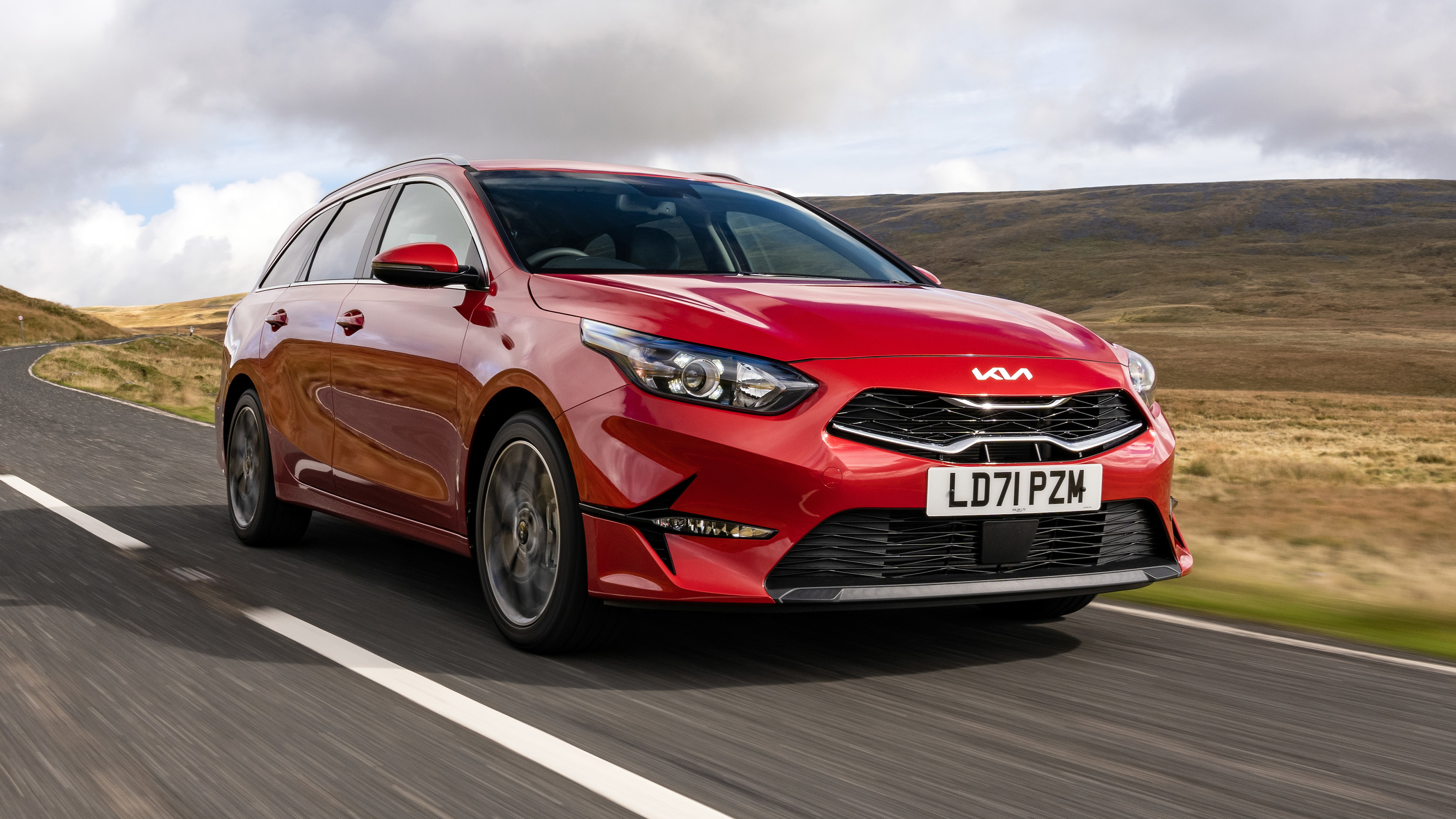 https://mediacloud.carbuyer.co.uk/image/private/s--qxssmX14--/v1636554963/carbuyer/2021/11/Kia%20Ceed%20Sportswagon%20estate%20review-12.jpg