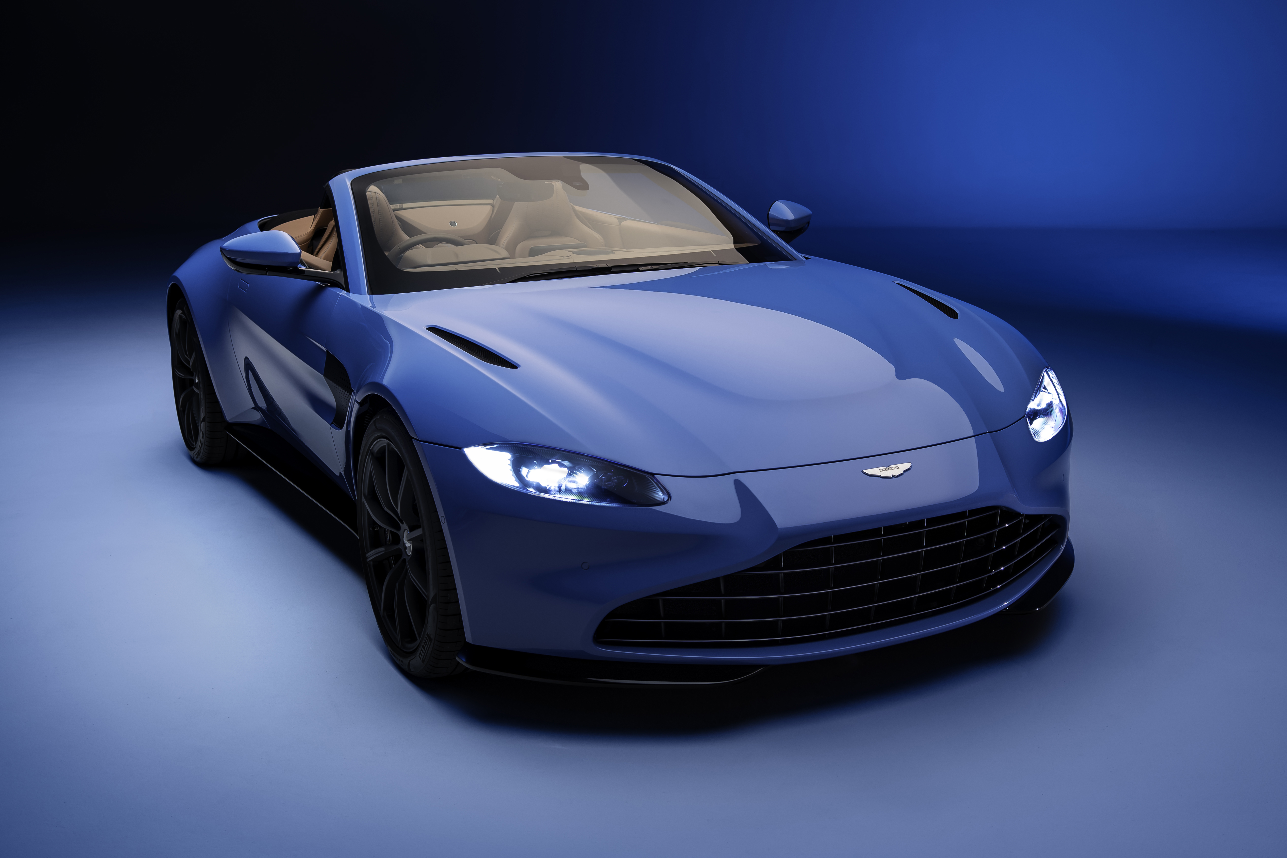 Машина теперь. Астон Мартин Vantage 2020. Aston Martin Vantage Roadster 2021. Астон Мартин 2021. Aston Martin Vantage 2021.