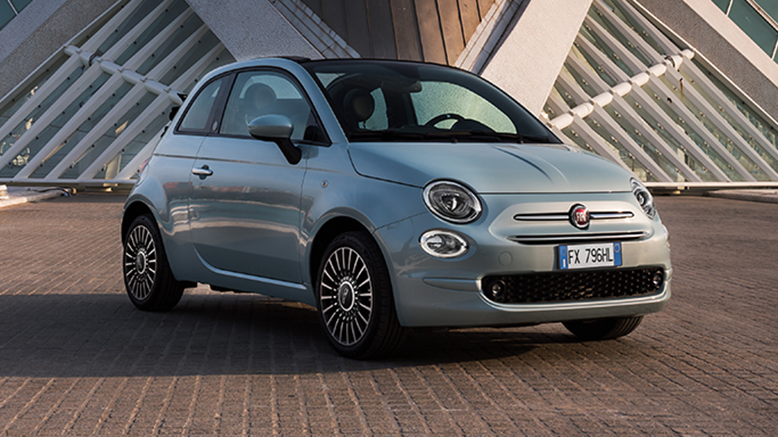 Fiat 500 C is convertible version of the Fiat 500 city car with a a  full-length sunroof. Fiat 500 C interior close up on driver's seat,  steering wheel and gauges. foto de