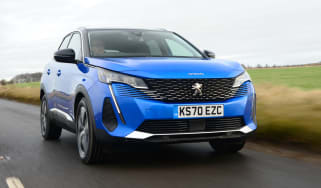 Peugeot 3008 SUV rear 3/4 tracking