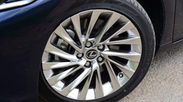 Lexus ES saloon alloy wheels