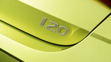 Hyundai i20 facelift UK badge