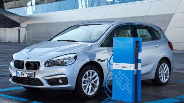 Giá xe BMW 3 Series 2023 Giá lăn bánh Thông số và Ưu đãi mới nhất tháng  092023