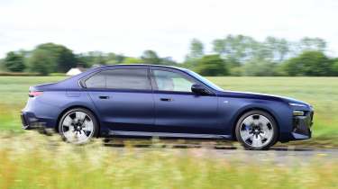 BMW i7 side profile